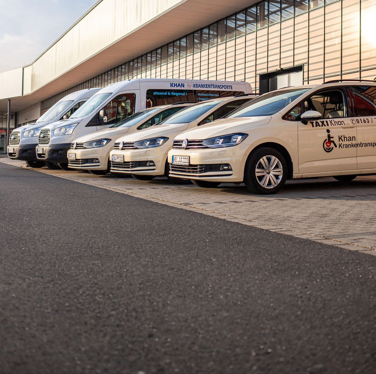 Fahrzeugflotte von Khan Krankentransporte vor dem Betriebsgelände